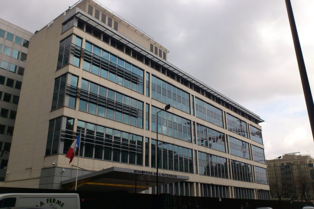 Siège de la Direction centrale du Renseignement intérieur à Levallois-Perret, dans les Hauts-de-Seine, en France. Photo prise à l’occasion de l’affaire de Pierre-sur-Haute en avril 2013.
